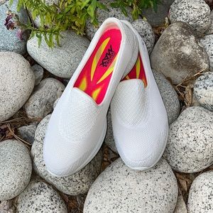 White Sketchers GoWalk4, GOGA Max